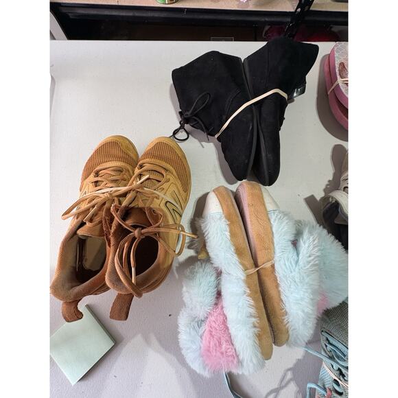 Lot of 7 Pairs of Shoes-Sized 9/10-Mixed Brands-Tennis, Boots,Sandals, Slides - Picture 12 of 16